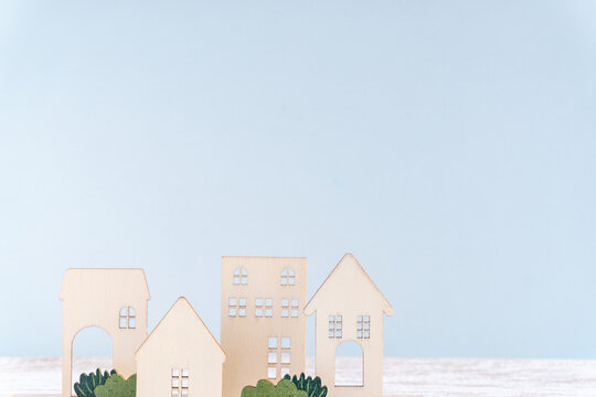 木製の家と青空イメージのシンプルな背景