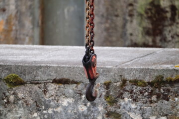 hook suspended on a chain. Hak transportowy zawieszony na łańcuchu. © jarizPJ