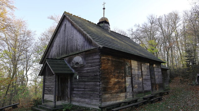 Old wooden historic church. Stary drewniany zbytkowy  kości&oacute;ł. G&oacute;ra Witosławska. Pasmo Jeleniowskie g&oacute;r Świętokrzyskich. Polska