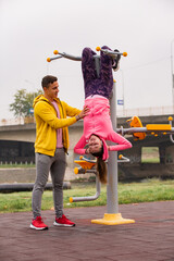 Obraz premium Helping her for the abs exercise