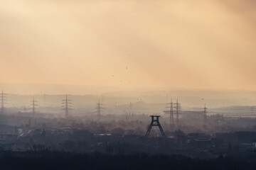 Panorama des Ruhrgebiets mit Förderturm einer alten Zeche