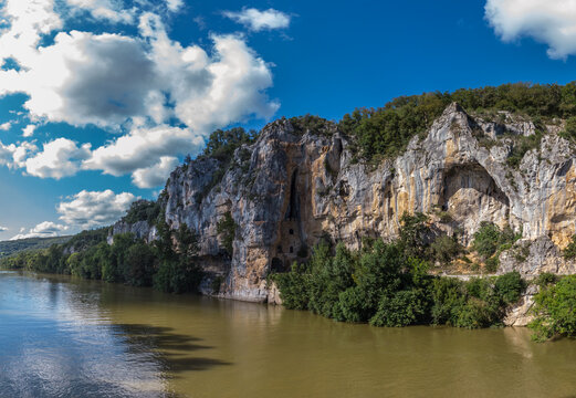 Bouzi&egrave;s (Lot, France) - Vue panoramique sur le ch&acirc;teau des anglais et la vall&eacute;e du lot depuis le pont suspendu