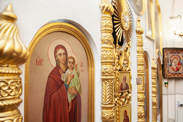 Obraz premium Parents lovingly hold the baby together