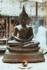 Piękny posąg Buddy w świątynnym ogrodzenie. © insomniafoto