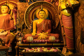 Piękne zdobione wnętrze buddyjskiej świątyni, kolorowy posąg Buddy.
