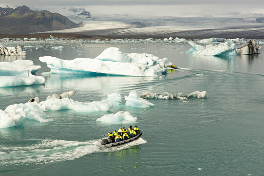 Grupo de personas en lancha en la laguna glaciar de J&ouml;kuls&aacute;rl&oacute;n, Islandia.	