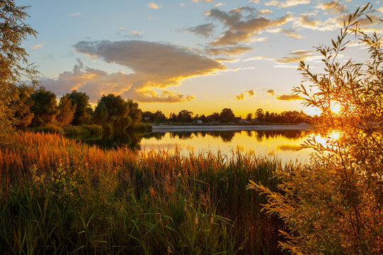 Brandenburg Barnim Kranichsee, Ruhlsdorf / Marienwerder Sp&auml;tsommerabend Herbstlicht Tagesende Abendrot d&auml;mmerung Abendstunde D&auml;mmerstunde sp&auml;ter Tag Abendr&ouml;te Sonne am See, letztes Tageslicht, Ende