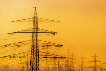 Stromnetz: Hochspannungsnetz mit vielen Masten