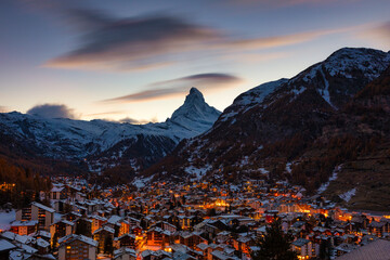 Panoramic view of Zermatt with the Matterhorn mountain, Matterhorn de fondo. - obrazy, fototapety, plakaty