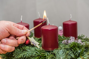 Adventskranzkerze anzünden - Adventszeit
