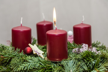 Erste Kerze am Adventskranz brennt