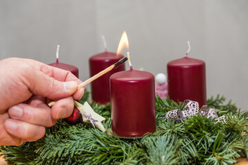 Erste Kerze am Adventskranz anzünden