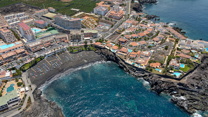 Vista aérea de la costa de Puerto Santiago y playa de La Arena, Tenerife, Canarias.
