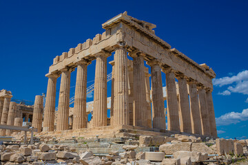 Obraz premium view of the Parthenon temple on a bright day with blue sky. Classical Greek heritage.