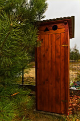Drewniana toaleta ( ubikacja ) - wychodek . Wooden toilet (privy) - Outside, latrine  . - obrazy, fototapety, plakaty