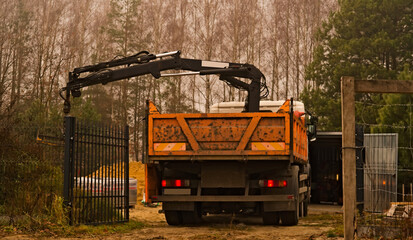 Rozładunek transportu kostki brukowej . Budowa transport , dźwig , kostka brukowa . © Grzegorz