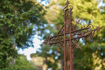 Obraz premium Old abandoned rusty cross in the cemetery.