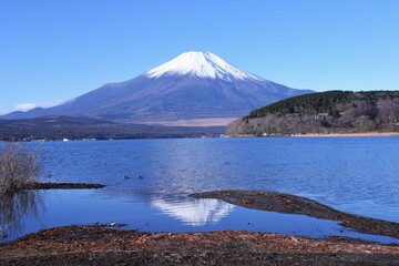 Mt. Fuji is the highest active volcano in Japan and is a symbol of Japan registered as a World Cultural Heritage. Show various beautiful sights depending on the season and place.  