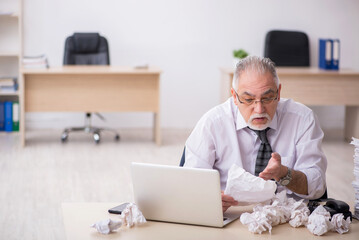 Obraz premium Old male employee in brainstorming concept