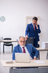 Obraz premium Two male colleagues working in the office