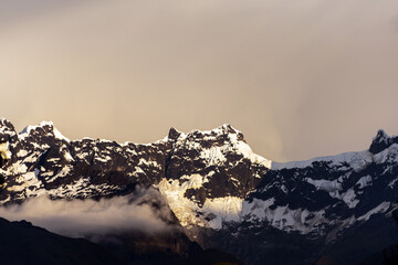 Volcán el Altar, picos cubiertos de nieve 