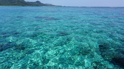 クリアブルーの海が広がる沖縄の海