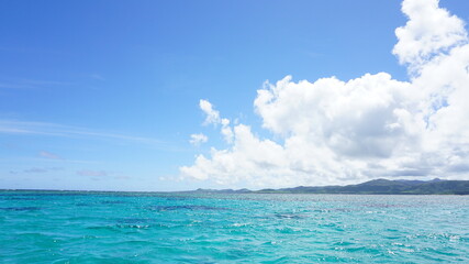 Fototapeta na wymiar 石垣島の海はエメラルドグリーン