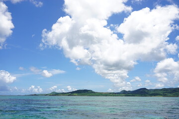 青い空、白い雲。石垣島の海景色