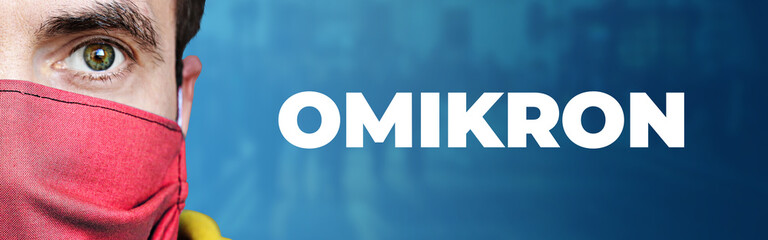 Omikron (Coronavirus Variante). Mann mit Mundschutz vor blauen Hintergrund mit Menschen. Corona,...
