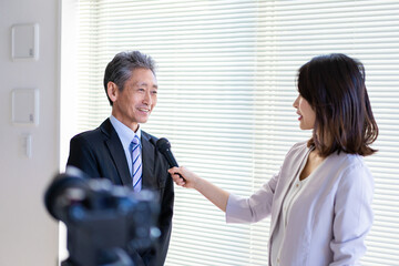 インタビューに答える社長