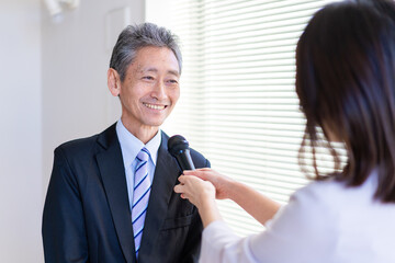 インタビューに答える社長