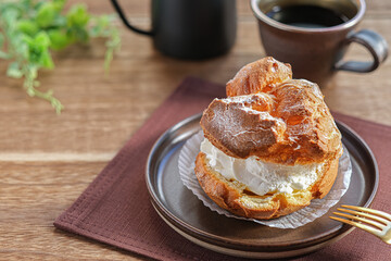 生クリームたっぷりのシュークリーム