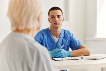 Obraz premium patient talking to the doctor health and medicine