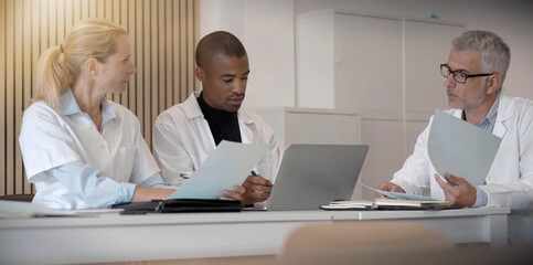 Obraz premium doctor on a work meeting in a meeting room in a hospital