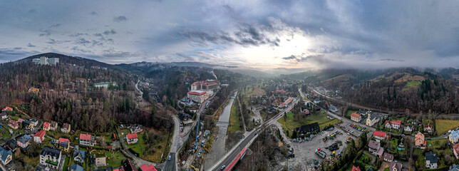Wisła miasto w górach, Beskid Śląski późną jesienią, panorama z lotu ptaka. Dolina rzeki Wisły