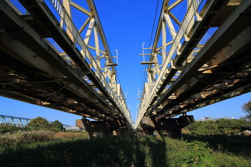 荒川の対岸へと続く長い鉄道橋