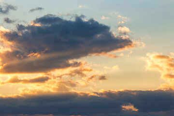 Obraz premium dramatic sky at sunset. beautiful cloud formations in evening light