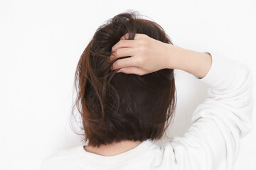 悩んでいる女性の後ろ姿