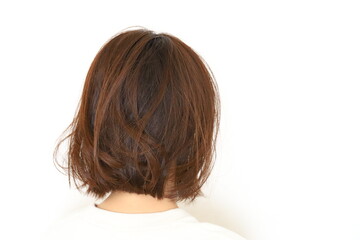 寝ぐせがついた女性の後ろ姿