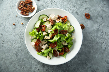 Green salad with chicken, pecan and sun dried tomatoes	