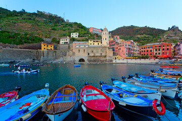 Fototapeta na wymiar Wunderschönes Dorf Riomaggiore in Cinque Terre, Italien
