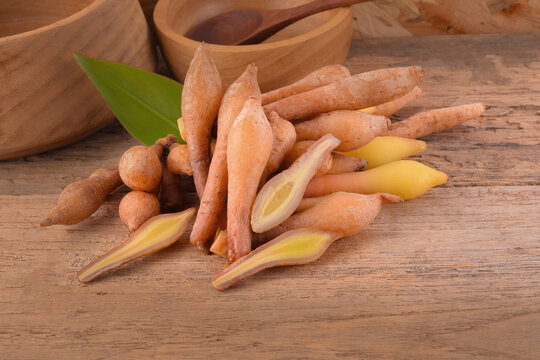 Fingerroot, Kaempfer, Boesenbergiaseparate on wooden floor