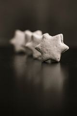 Makrofoto von Weihnachtsgebäck auf glattem Untergrund