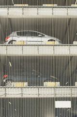 Voitures dans un parking à étages moderne - obrazy, fototapety, plakaty