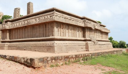 Obraz premium The temple is believed to date back to the Vijayanagara period. Beautiful sculptures can be seen on the walls of this temple. Its one side wall sculpture. This unfinished temple. Exterior appearance