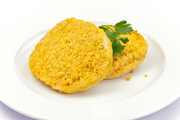 escalopes de poulet frites sur une assiette blanche isolée sur fond blanc