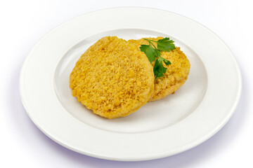 escalopes de poulet frites sur une assiette blanche isolée sur fond blanc