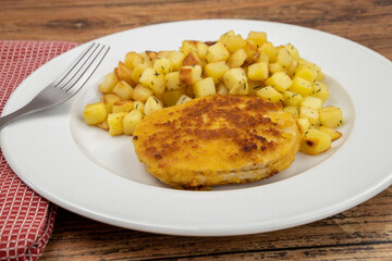 escalope frite et pommes de terre rissolées sur une assiette