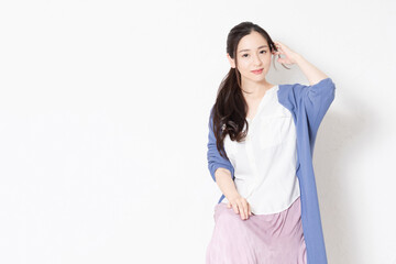 白い壁の前で椅子に座っている主婦