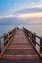 Bootssteg am Meer bei Sonnenaufgang